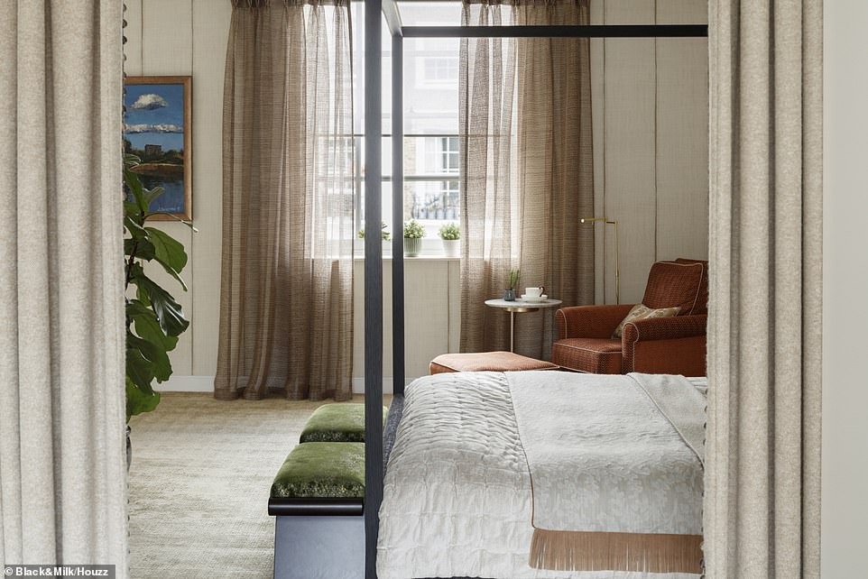 Pada tahun 2022, interior kamar tidur populer diprediksi akan memiliki warna netral yang menenangkan dan pelapis dinding atau panel bertekstur yang menambah kesan mewah pada kamar tidur.