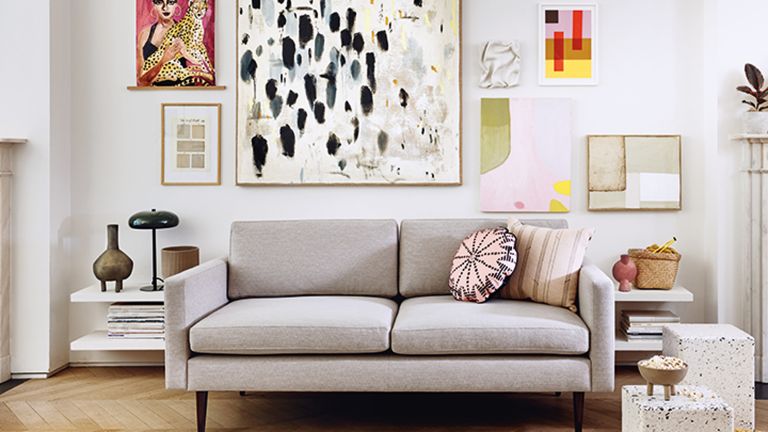ruang tamu modern dengan aksen warna-warni
